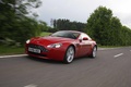 Aston Martin V8 Vantage rouge 3/4 avant gauche travelling penché