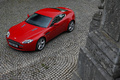 Aston Martin V8 Vantage rouge 3/4 avant gauche vue de haut