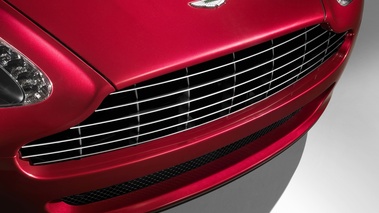 Aston Martin V8 Vantage rouge calandre