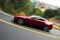 Aston Martin V8 Vantage rouge filé penché