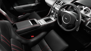Aston Martin V8 Vantage rouge intérieur