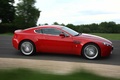 Aston Martin V8 Vantage rouge profil travelling penché