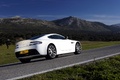 Aston Martin V8 Vantage S blanc 3/4 arrière droit penché