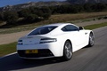 Aston Martin V8 Vantage S blanc 3/4 arrière droit travelling penché