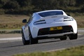 Aston Martin V8 Vantage S blanc 3/4 arrière gauche penché