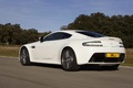 Aston Martin V8 Vantage S blanc 3/4 arrière gauche travelling