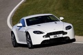 Aston Martin V8 Vantage S blanc 3/4 avant droit penché