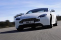 Aston Martin V8 Vantage S blanc 3/4 avant gauche travelling penché 2