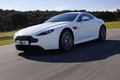 Aston Martin V8 Vantage S blanc 3/4 avant gauche travelling penché