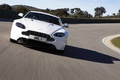 Aston Martin V8 Vantage S blanc face avant travelling penché