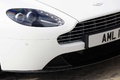 Aston Martin V8 Vantage S blanc phare avant
