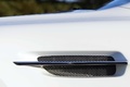 Aston Martin V8 Vantage S blanc prise d'air aile avant