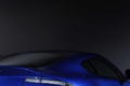 Aston Martin V8 Vantage S bleu 3/4 arrière coupé debout