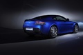 Aston Martin V8 Vantage S bleu 3/4 arrière droit