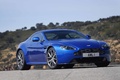 Aston Martin V8 Vantage S bleu 3/4 avant droit penché