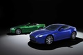 Aston Martin V8 Vantage S bleu 3/4 avant gauche & Roadster vert profil