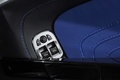 Aston Martin V8 Vantage S bleu boutons panneau de porte debout