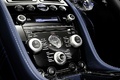 Aston Martin V8 Vantage S bleu console centrale debout