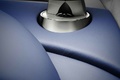 Aston Martin V8 Vantage S bleu enceinte debout