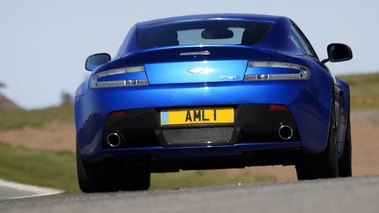 Aston Martin V8 Vantage S bleu face arrière
