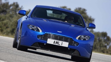 Aston Martin V8 Vantage S bleu face avant penché