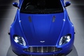 Aston Martin V8 Vantage S bleu face avant vue de haut debout