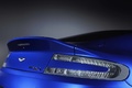 Aston Martin V8 Vantage S bleu feu arrière
