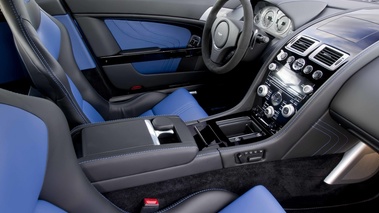 Aston Martin V8 Vantage S bleu intérieur