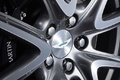 Aston Martin V8 Vantage S bleu jante debout