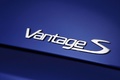 Aston Martin V8 Vantage S bleu logo coffre