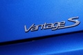 Aston Martin V8 Vantage S bleu logo