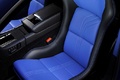 Aston Martin V8 Vantage S bleu siège debout 2