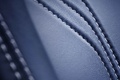 Aston Martin V8 Vantage S bleu surpiqûres cuir debout