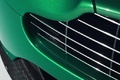 Aston Martin V8 Vantage S Roadster vert calandre debout