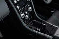 Aston Martin V8 Vantage S Roadster vert console centrale debout
