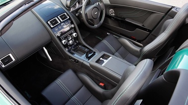 Aston Martin V8 Vantage S Roadster vert intérieur