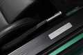 Aston Martin V8 Vantage S Roadster vert pas de porte