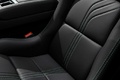 Aston Martin V8 Vantage S Roadster vert siège debout