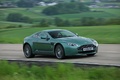 Aston Martin V8 Vantage vert 3/4 avant droit filé penché
