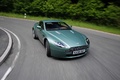 Aston Martin V8 Vantage vert 3/4 avant droit travelling 2
