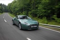Aston Martin V8 Vantage vert 3/4 avant droit travelling