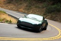 Aston Martin V8 Vantage vert 3/4 avant gauche filé penché