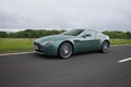 Aston Martin V8 Vantage vert 3/4 avant gauche travelling