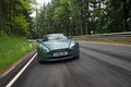 Aston Martin V8 Vantage vert face avant travelling penché