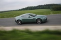 Aston Martin V8 Vantage vert profil travelling penché