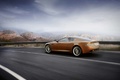 Aston Martin Virage orange 3/4 arrière gauche travelling