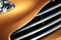 Aston Martin Virage orange calandre debout