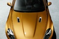 Aston Martin Virage orange face avant vue de haut debout