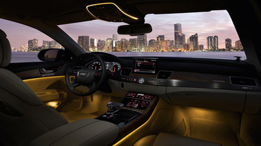 Audi A8 - tableau de bord noir et jaune