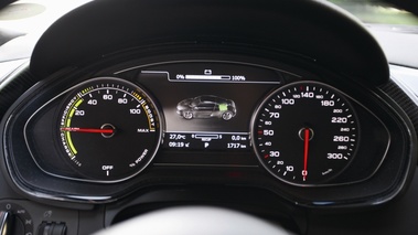 Audi R8 e-Tron anthracite mate compteur